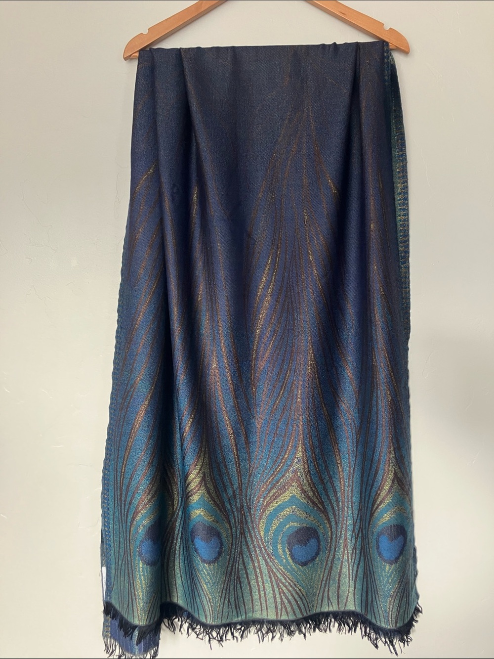 The Metropolitan Museum of Art Peacock Feather scarf - Picture 2 of 5